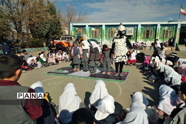 اجرای نمایش قوانین راهنمایی و رانندگی در مدرسه امام محمد باقر(ع) شهر جوادآباد