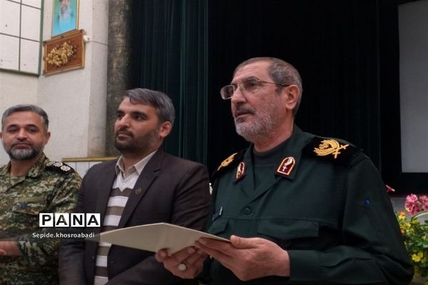 تجلیل از خانواده شهدا و اهدا حکم فرماندهی مدیران مدارس در پاکدشت