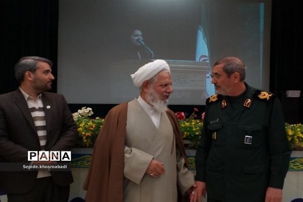 تجلیل از خانواده شهدا و اهدا حکم فرماندهی مدیران مدارس در پاکدشت