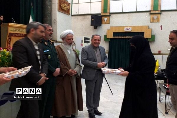 تجلیل از خانواده شهدا و اهدا حکم فرماندهی مدیران مدارس در پاکدشت