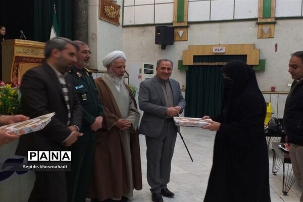 تجلیل از خانواده شهدا و اهدا حکم فرماندهی مدیران مدارس در پاکدشت