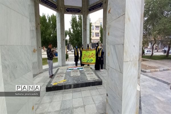 غبارروبی مزار شهدا توسط اعضای سازمان دانش‌آموزی شادگانی به‌مناسبت دهه بصیرت و مقاومت