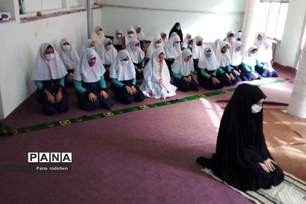 برگزاری نماز‌جماعت در دبستان سما۲ رودهن