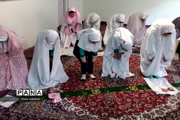 برگزاری نماز‌جماعت در دبستان سما۲ رودهن