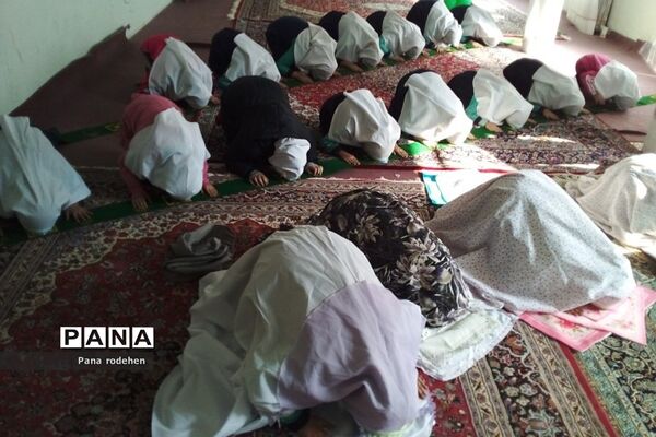 برگزاری نماز‌جماعت در دبستان سما۲ رودهن