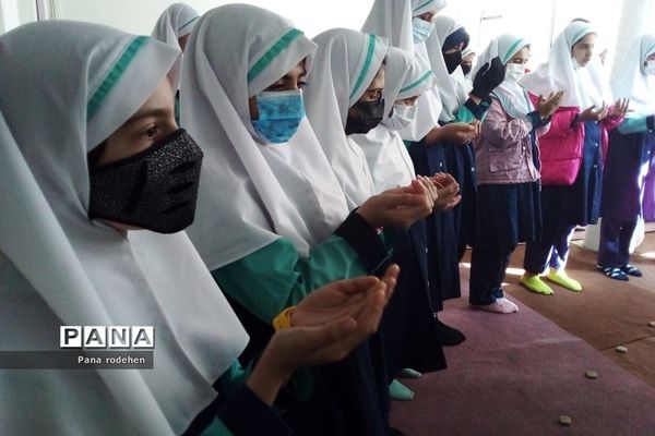 برگزاری نماز‌جماعت در دبستان سما۲ رودهن