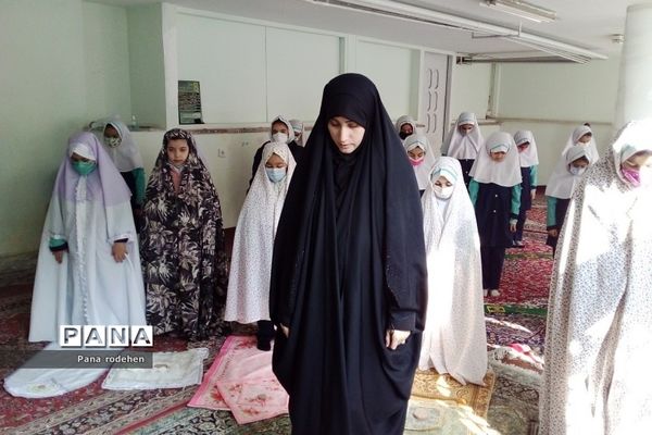 برگزاری نماز‌جماعت در دبستان سما۲ رودهن