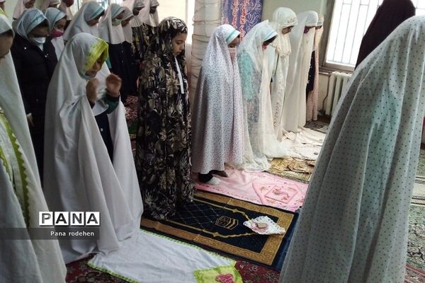 برگزاری نماز‌جماعت در دبستان سما۲ رودهن