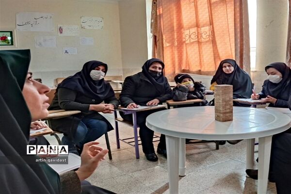 برگزاری دوره آموزشی بازی‌های فکری رویش ویژه مربیان ناحیه 3 شیراز