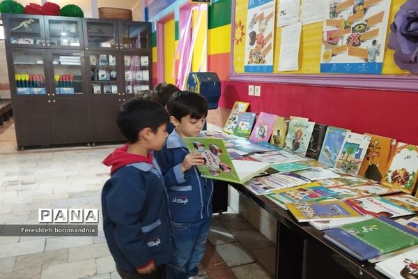 برپایی نمایشگاه کتاب و دست سازه‌های دانش‌آموزی در دبستان نیکان ملارد