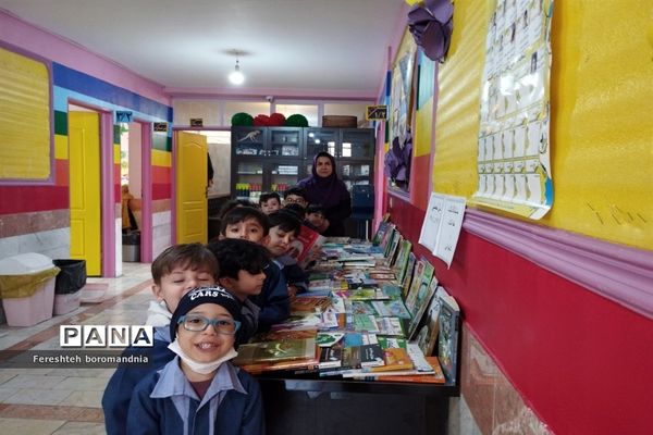 برپایی نمایشگاه کتاب و دست سازه‌های دانش‌آموزی در دبستان نیکان ملارد