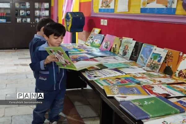 برپایی نمایشگاه کتاب و دست سازه‌های دانش‌آموزی در دبستان نیکان ملارد