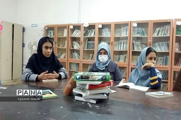 دومین نشست کتاب‌خوان در دبیرستان شایستگان ملارد