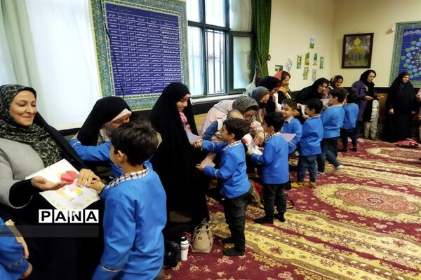 بوسه بر دستان مادر توسط دانش‌آموزان مدرسه شیخ فضل‌الله نوری صفادشت