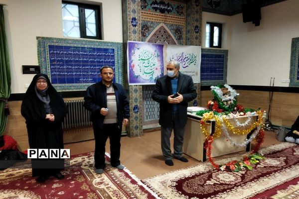 بوسه بر دستان مادر توسط دانش‌آموزان مدرسه شیخ فضل‌الله نوری صفادشت