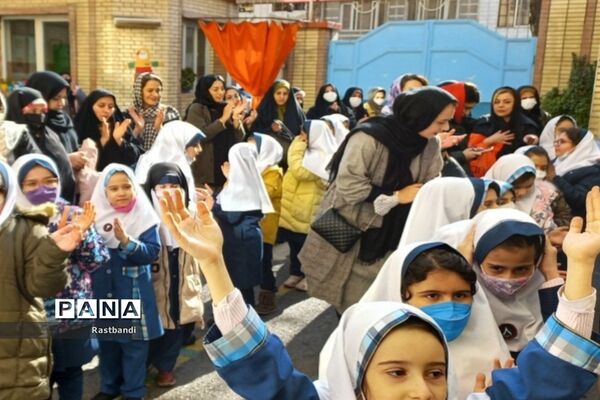 جشن روز مادر در دبستان دخترانه فیروزه منطقه ۱۳