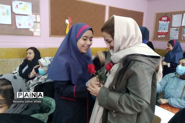 مراسم دست‌بوسی مادر در دبستان شهید سجادیان رودهن