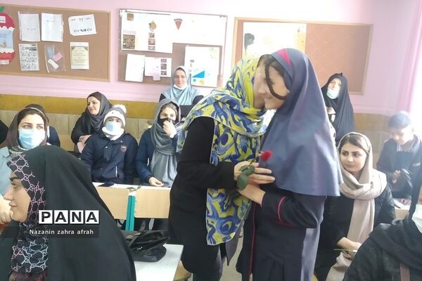 مراسم دست‌بوسی مادر در دبستان شهید سجادیان رودهن
