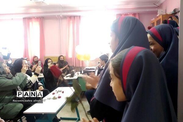 مراسم دست‌بوسی مادر در دبستان شهید سجادیان رودهن