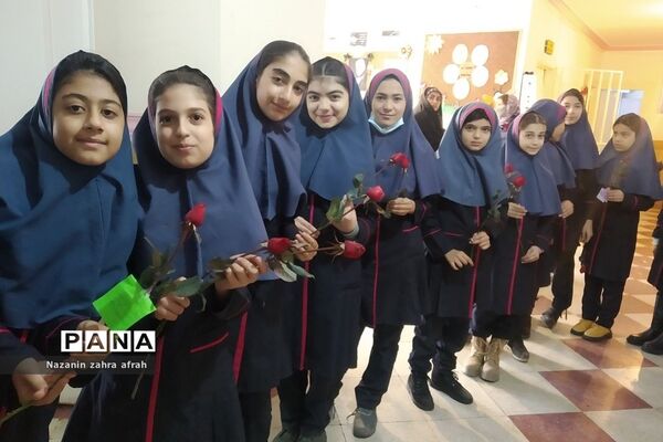 مراسم دست‌بوسی مادر در دبستان شهید سجادیان رودهن