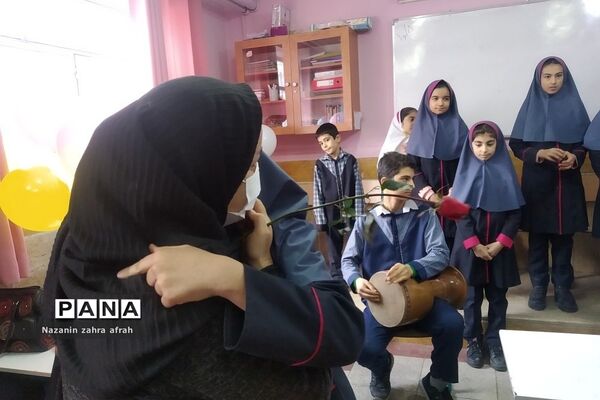 مراسم دست‌بوسی مادر در دبستان شهید سجادیان رودهن