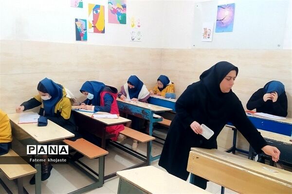 توزیع قرص آهن در مدرسه ندای زهرا قرچک