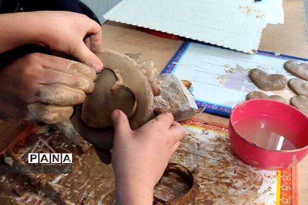 دست‌سازه‌های سفالی دانش‌آموزان دبستان هموطن ۲ رودهن برای روز مادر