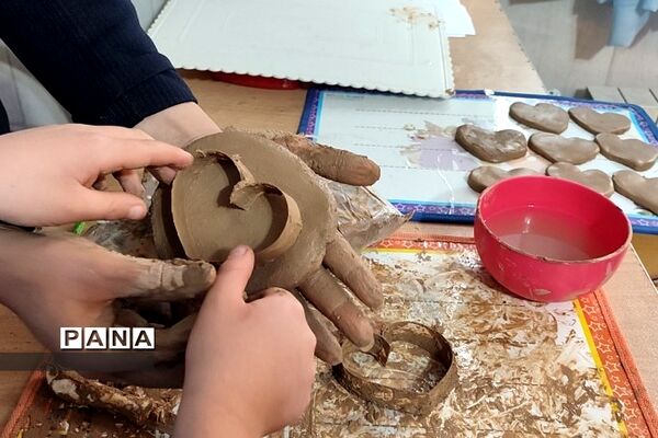 دست‌سازه‌های سفالی دانش‌آموزان دبستان هموطن ۲ رودهن برای روز مادر