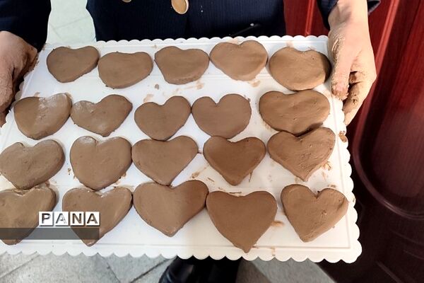 دست‌سازه‌های سفالی دانش‌آموزان دبستان هموطن ۲ رودهن برای روز مادر