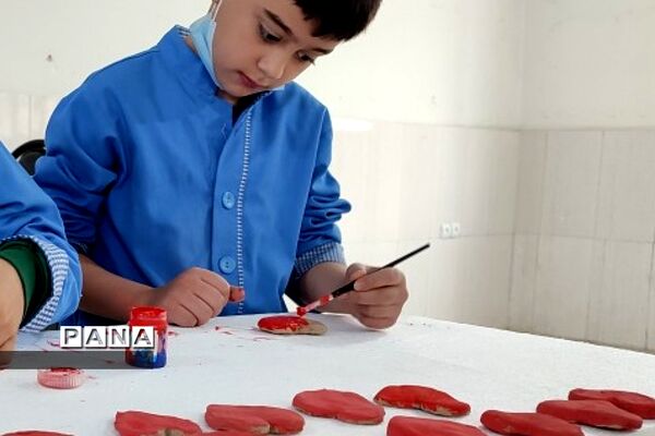 دست‌سازه‌های سفالی دانش‌آموزان دبستان هموطن ۲ رودهن برای روز مادر