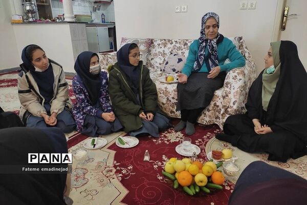 دیدار دانش‌آموزان دبیرستان تربیت رودهن با مادر شهید نادر همتی از شهدای رودهن