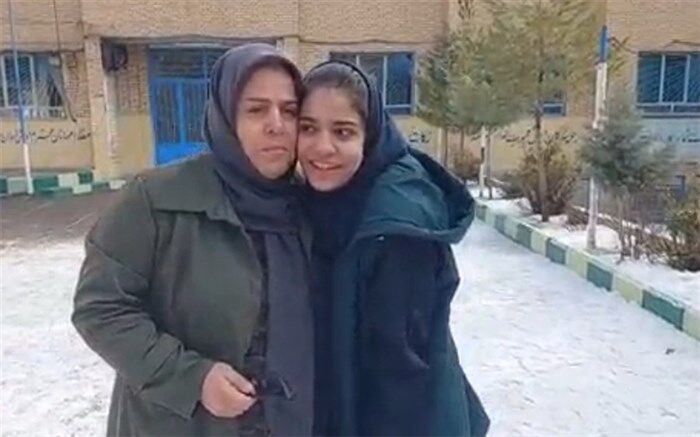 روایت دانش‌آموزان دبیرستان آزاده رودهن از مادر و قدردانی از او/فیلم