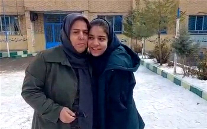 روایت دانش‌آموزان دبیرستان آزاده رودهن از مادر و قدردانی از او/فیلم