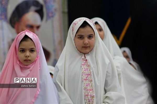 آیین جشن تکلیف دانش‌آموزان دختر منطقه چهاردانگه با عنوان «نیلوفرانه»