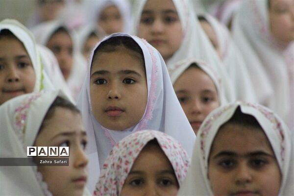 آیین جشن تکلیف دانش‌آموزان دختر منطقه چهاردانگه با عنوان «نیلوفرانه»
