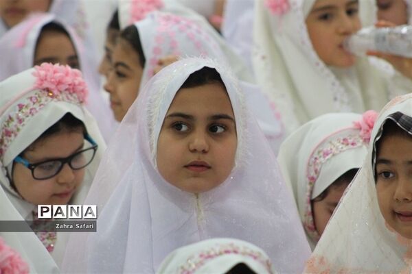 آیین جشن تکلیف دانش‌آموزان دختر منطقه چهاردانگه با عنوان «نیلوفرانه»