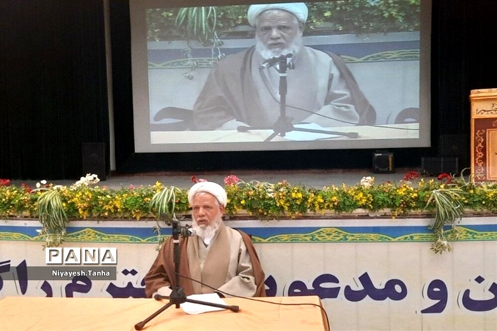 مراسم تجلیل از مادران و همسران شهدای شهرستان پاکدشت