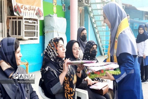 تقدیر از مادران دانش‌آموزان همزمان با  ولادت حضرت زهرا(س) در دبیرستان ‌پاینده ناحیه یک اهواز