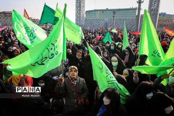 جشن خانوادگی میلاد حضرت فاطمه زهرا(س) در میدان امام حسین(ع)