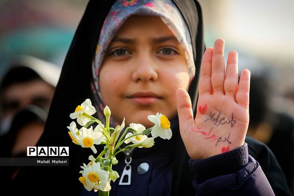 جشن خانوادگی میلاد حضرت فاطمه زهرا(س) در میدان امام حسین(ع)