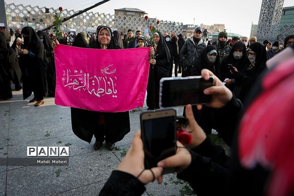 جشن خانوادگی میلاد حضرت فاطمه زهرا(س) در میدان امام حسین(ع)