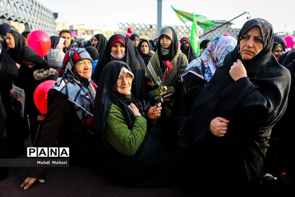جشن خانوادگی میلاد حضرت فاطمه زهرا(س) در میدان امام حسین(ع)
