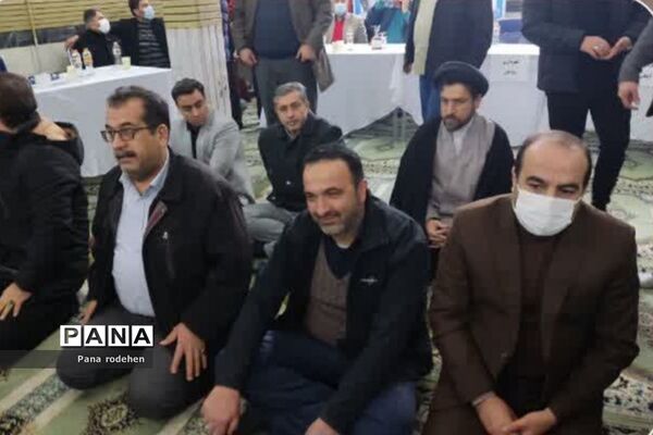میز خدمت در نماز جمعه رودهن با حضور استاندار و فرماندار