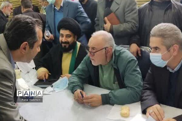 میز خدمت در نماز جمعه رودهن با حضور استاندار و فرماندار