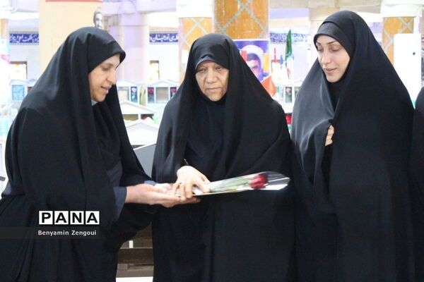مراسم غبارروبی و عطرافشانی گلزار شهدا در بوشهر