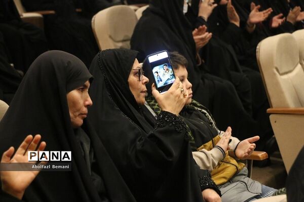 تقدیر از مادران شهدا در دهمین جشنواره اسوه‌های صبر و مقاومت