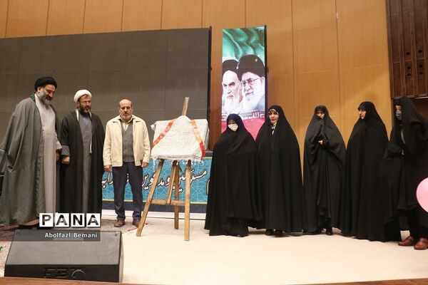 تقدیر از مادران شهدا در دهمین جشنواره اسوه‌های صبر و مقاومت