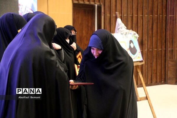 تقدیر از مادران شهدا در دهمین جشنواره اسوه‌های صبر و مقاومت