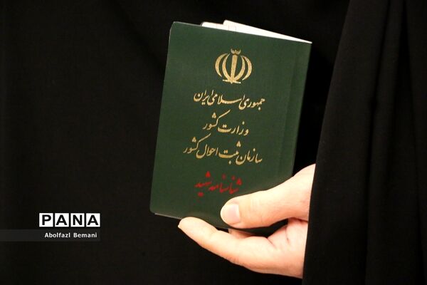 تقدیر از مادران شهدا در دهمین جشنواره اسوه‌های صبر و مقاومت