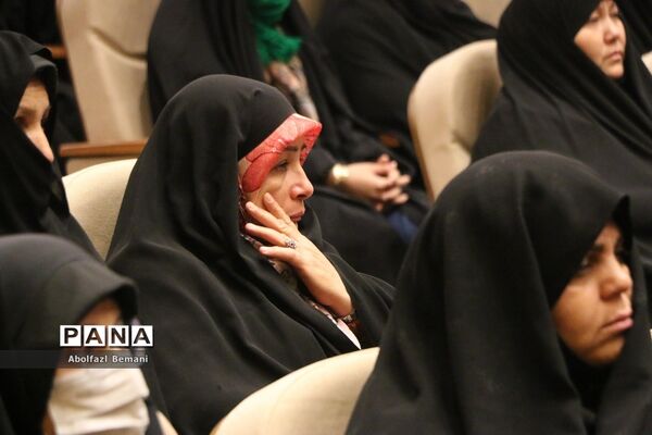 تقدیر از مادران شهدا در دهمین جشنواره اسوه‌های صبر و مقاومت